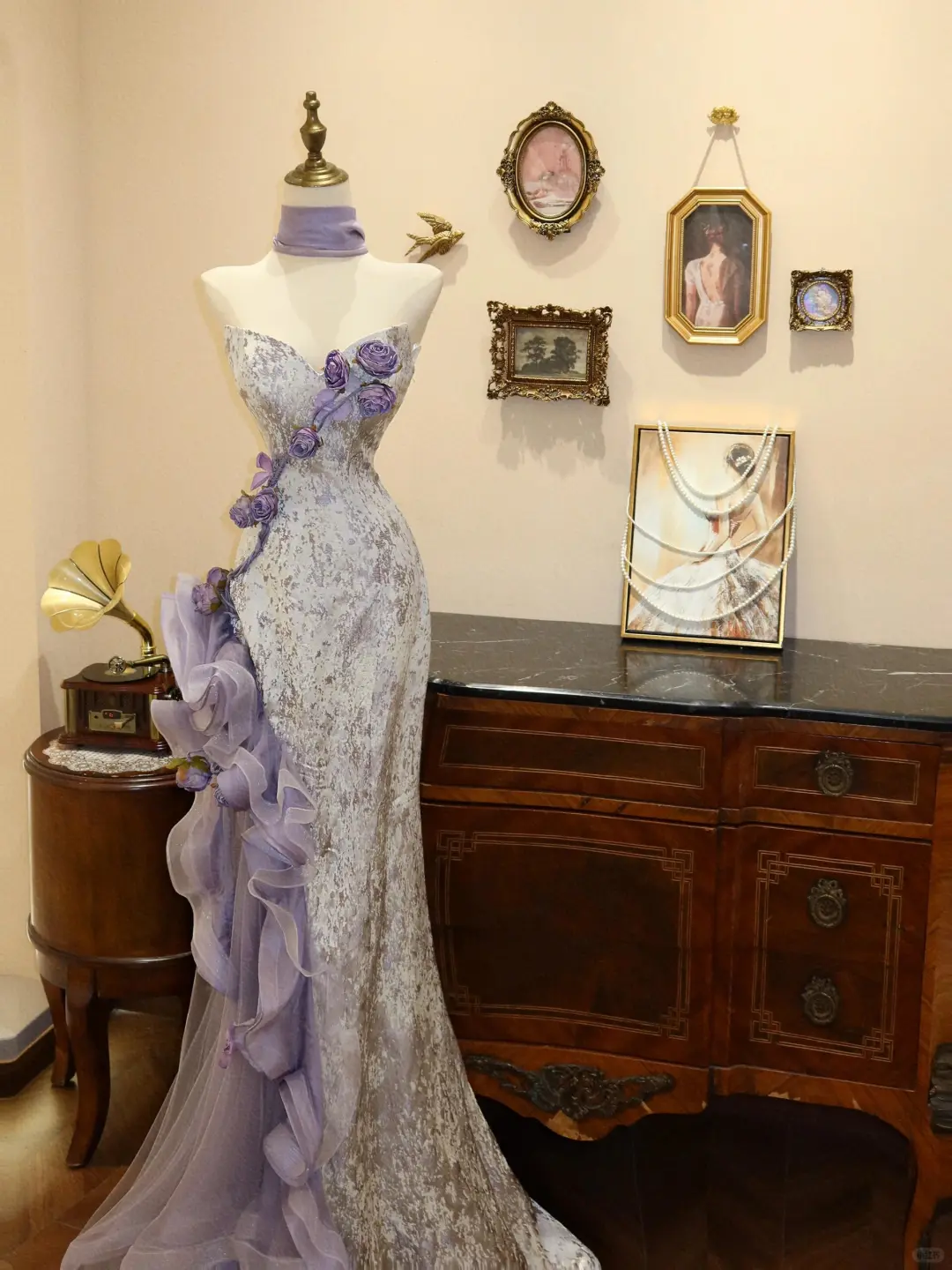 Vestido de noche de sirena de satén morado sin tirantes con flores Y8601