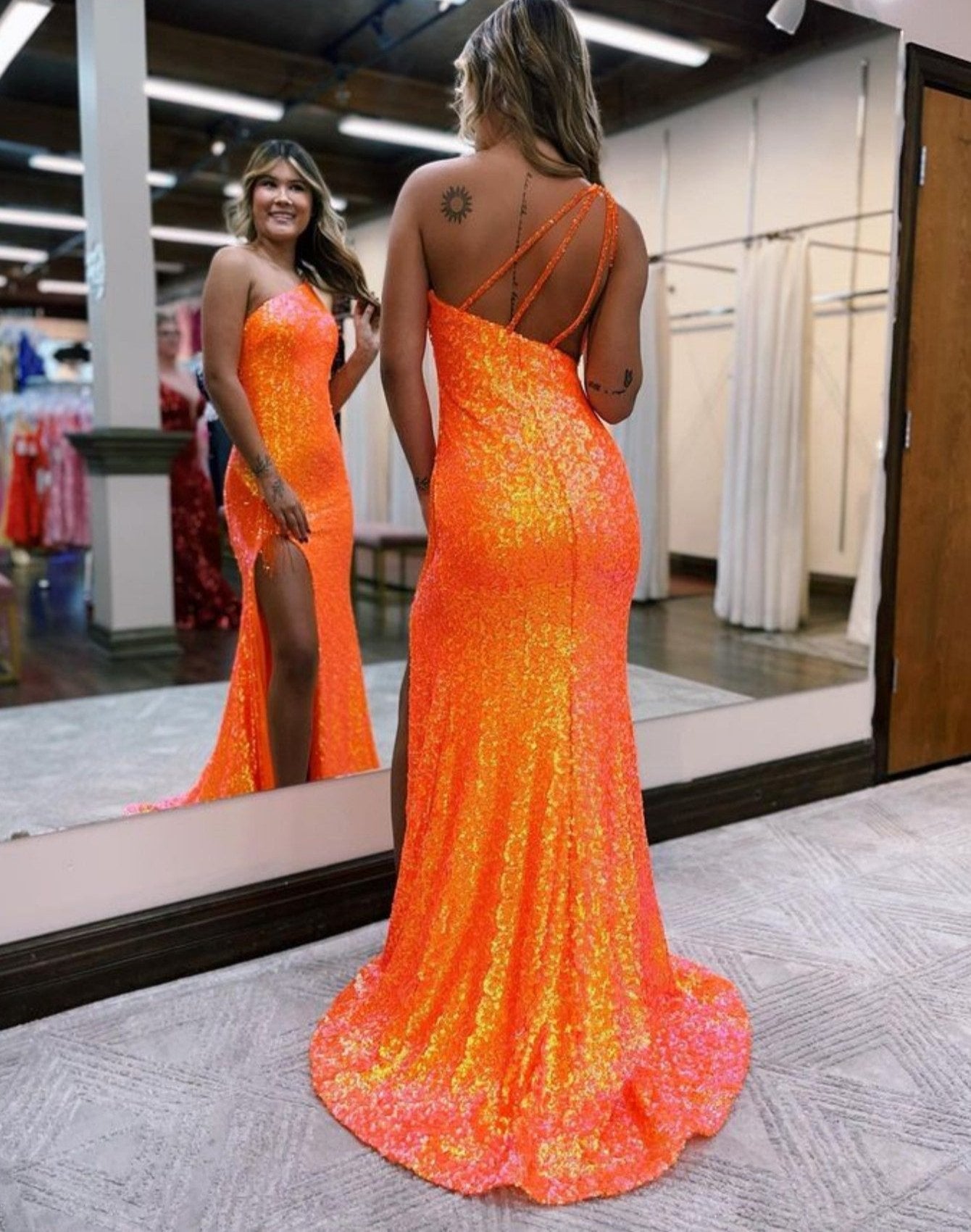 Adelina | Vestido de fiesta de sirena con lentejuelas, un solo hombro y borlas