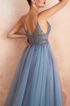 Robe de bal longue bleue à fines bretelles et fente