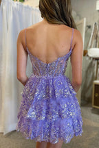 Robe de bal courte violette à sequins, coupe princesse, bretelles spaghetti et sequins, style princesse.