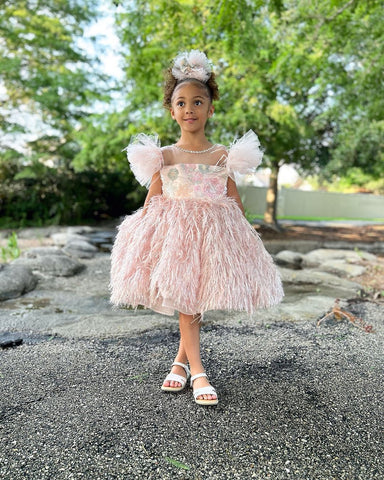 Vestido de bebé niña con elegantes adornos de mariposas rosas 