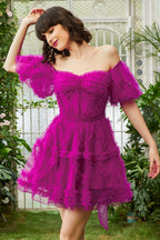Robe de bal unique en tulle fuchsia, coupe trapèze, épaules dénudées et corset.