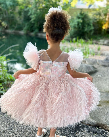 Vestido de bebé niña con elegantes adornos de mariposas rosas 