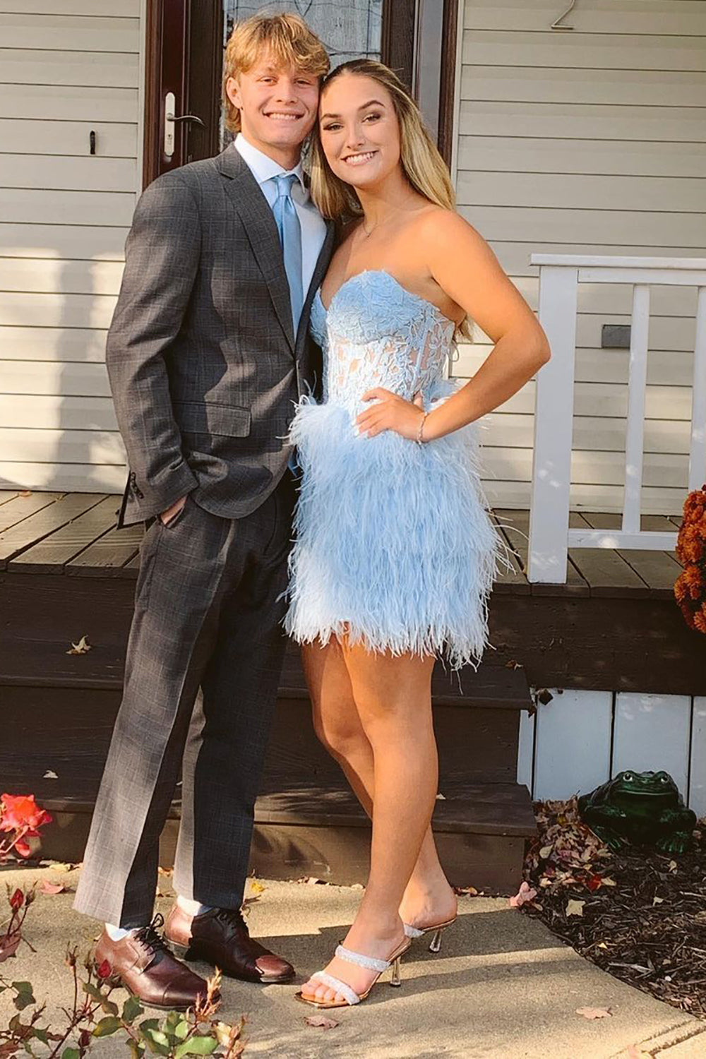 Vestido corto negro ajustado de fiesta de bienvenida con escote corazón y plumas