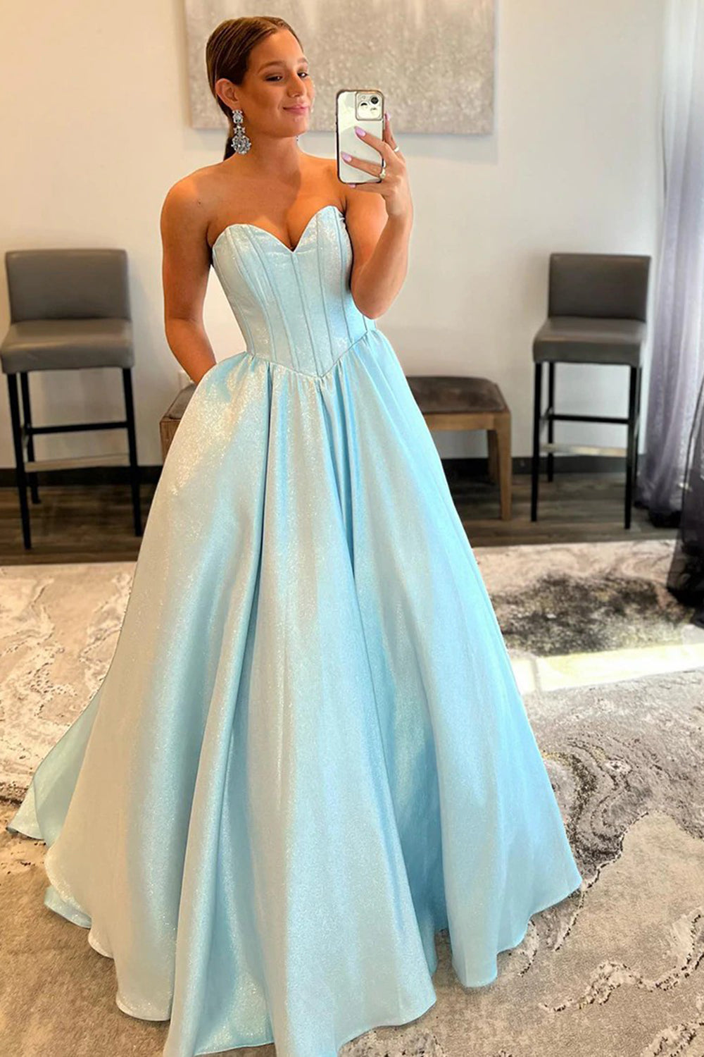 Robe de bal longue bleue bustier trapèze à décolleté cœur