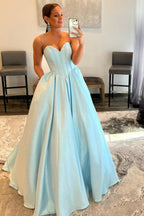 Robe de bal longue bleue bustier trapèze à décolleté cœur