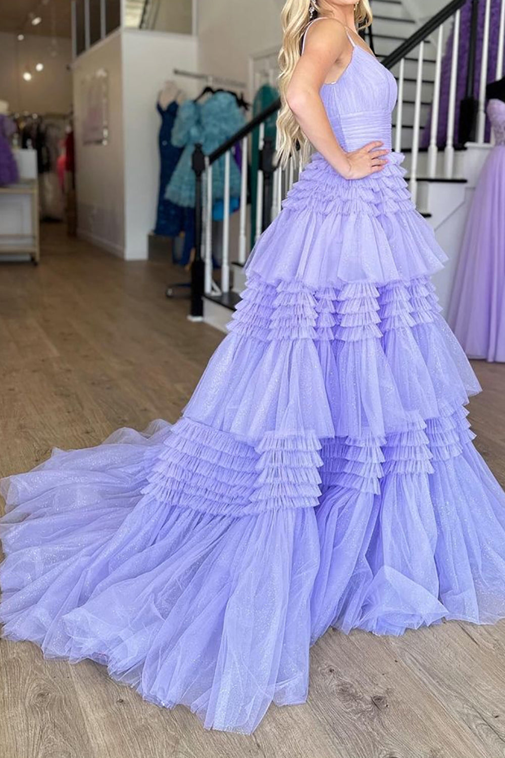 Vestido largo rosa de fiesta con tirantes finos, corte en A y abertura.