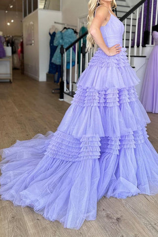 Robe de bal longue en tulle à fines bretelles et fente, fendue.