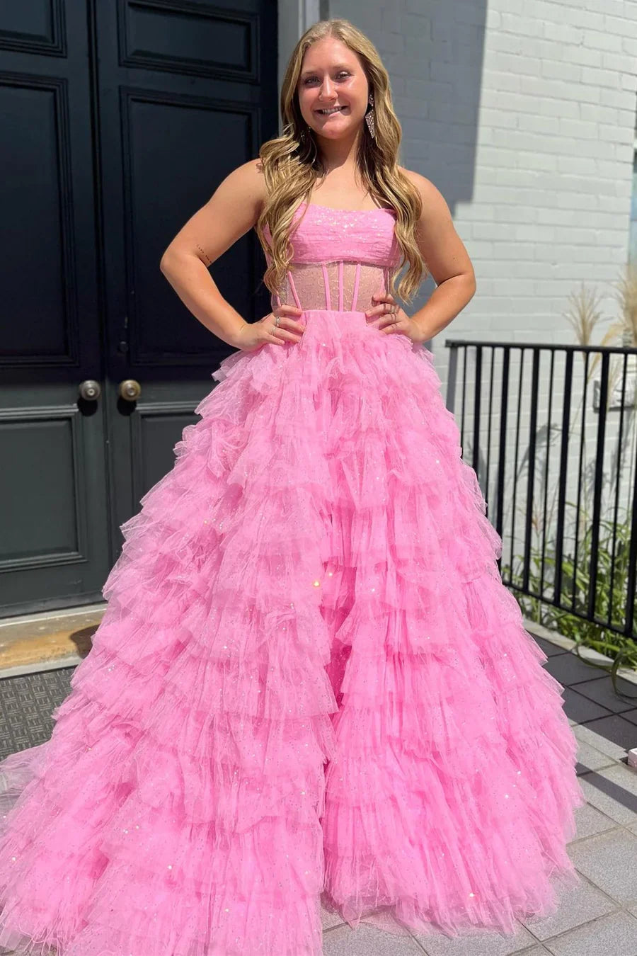 Robe de bal longue princesse en tulle doré, bustier et à volants, fendue.