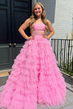 Robe de bal longue princesse en tulle doré, bustier et à volants, fendue.