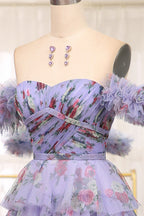 Charmante robe de bal longue bleue imprimée à épaules dénudées et à volants, coupe trapèze.