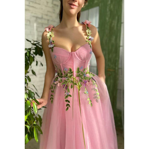 Robe de bal rose à bretelles spaghetti et décolleté en cœur avec applications 3D et poches 