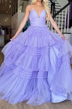 Vestido largo rosa de fiesta con tirantes finos, corte en A y abertura.