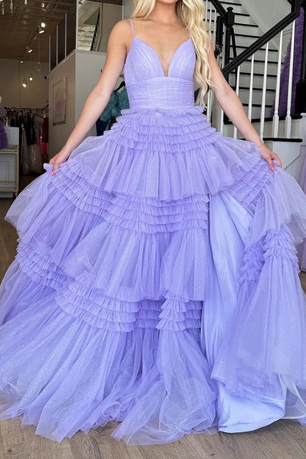 Vestido largo rosa de fiesta con tirantes finos, corte en A y abertura.