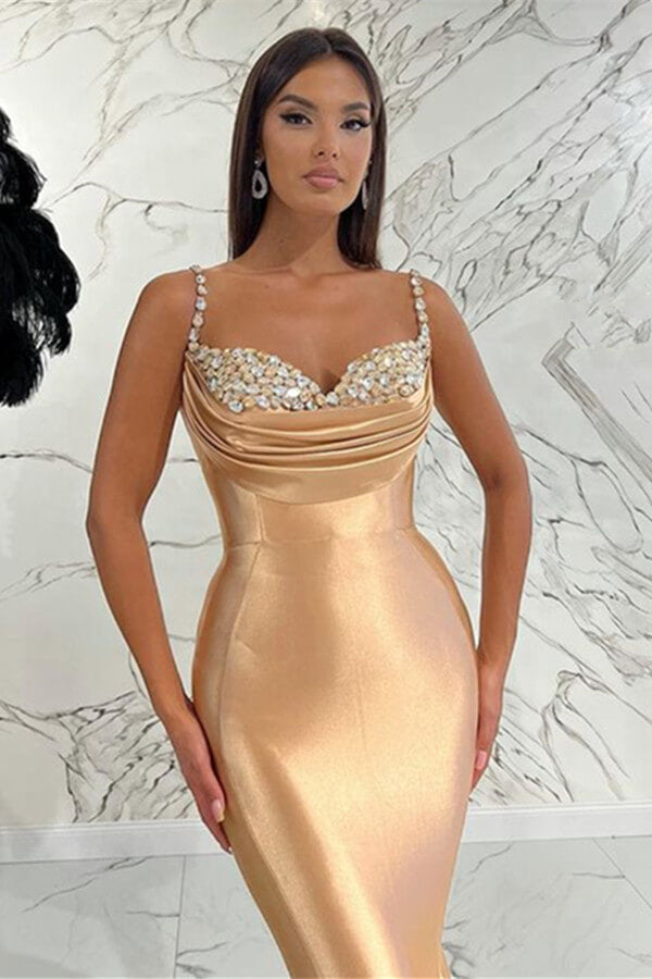 Vestido largo de noche de satén con tirantes finos y escote corazón estilo sirena