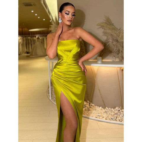 Robe de bal longue en satin plissée sans bretelles avec fente latérale 