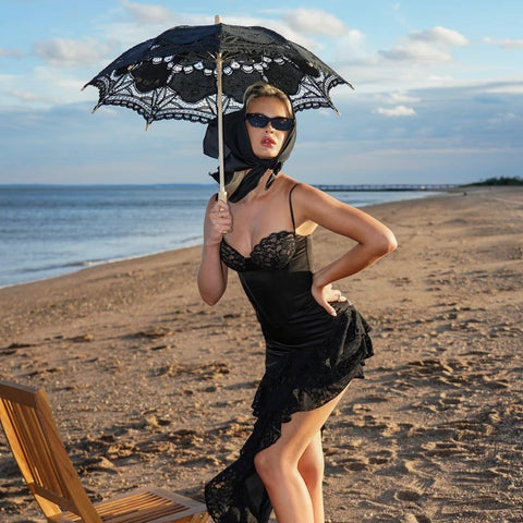 Vestido de fiesta elegante, ajustado, sin tirantes, con volantes y abertura 