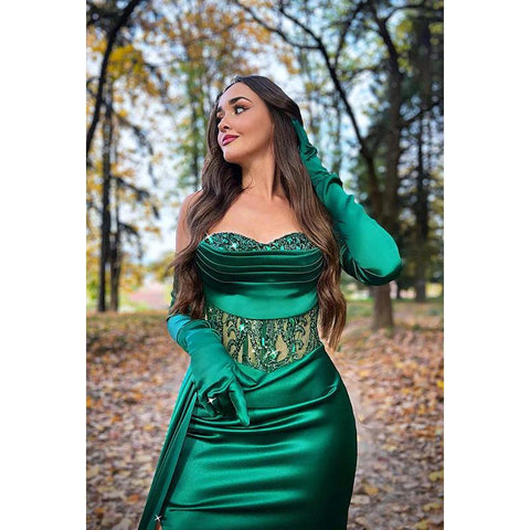 Vestido de noche largo de satén fruncido con apliques y escote corazón sin tirantes