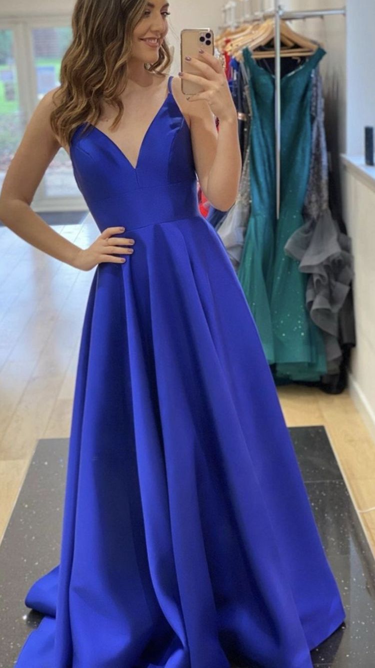 Vestido de noche de satén azul real con escote en V y corte en A, modelo Y433