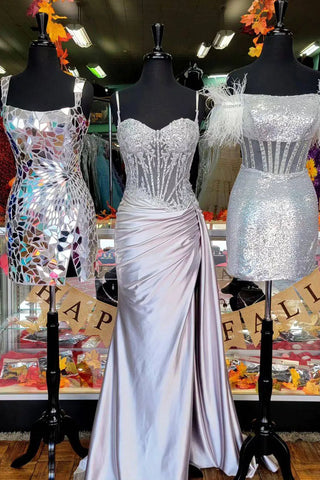 Robe de bal longue sirène en satin argenté à fines bretelles spaghetti et corset ornée d'appliques
