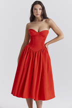 Robe midi rouge sans bretelles, corset et ourlet plissé, idéale pour les soirées de bal.