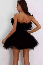 Lindo vestido corto negro sin tirantes de corte en A para baile de bienvenida