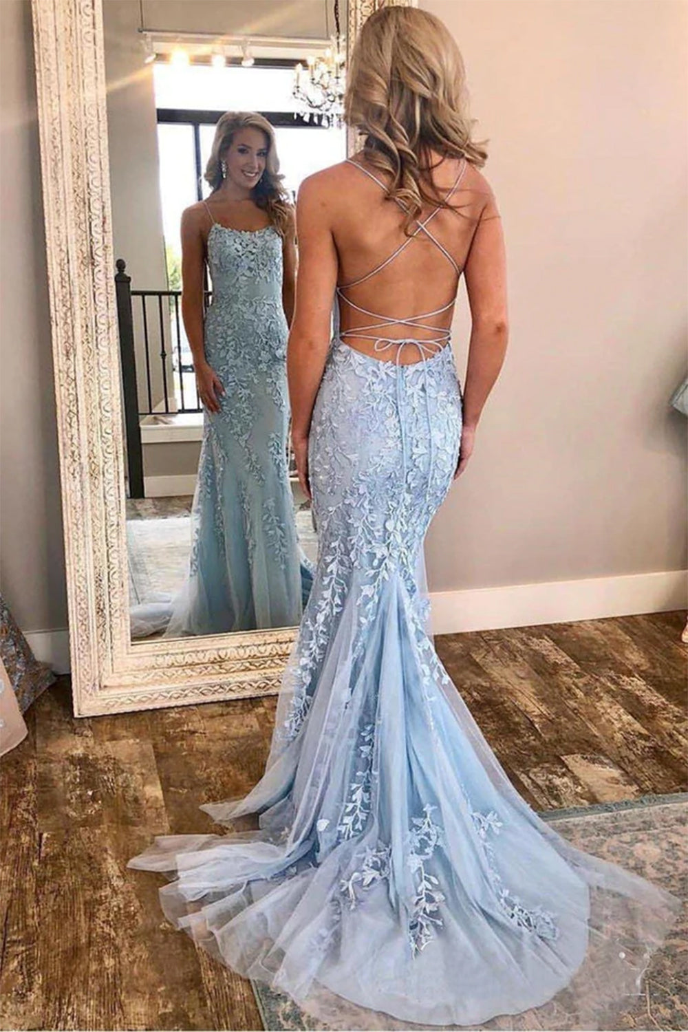 Robe de bal à bretelles spaghetti et appliques