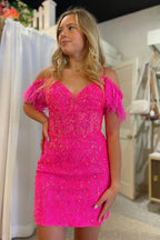 Magnifique robe fourreau fuchsia courte à épaules dénudées avec plumes.