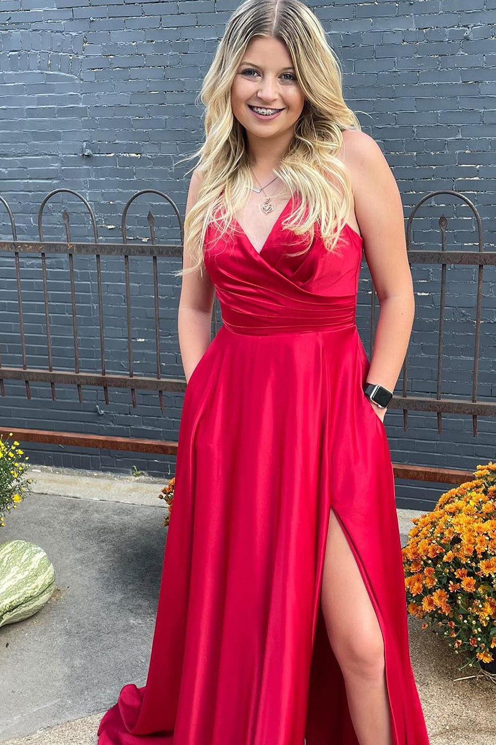 Vestido de fiesta de satén corte A con tirantes finos y abertura