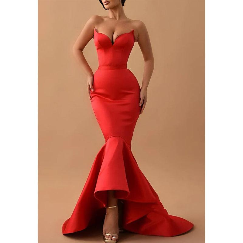 Robe de soirée en satin à col en V et sans bretelles avec traîne 