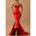Robe de soirée en satin à col en V et sans bretelles avec traîne 