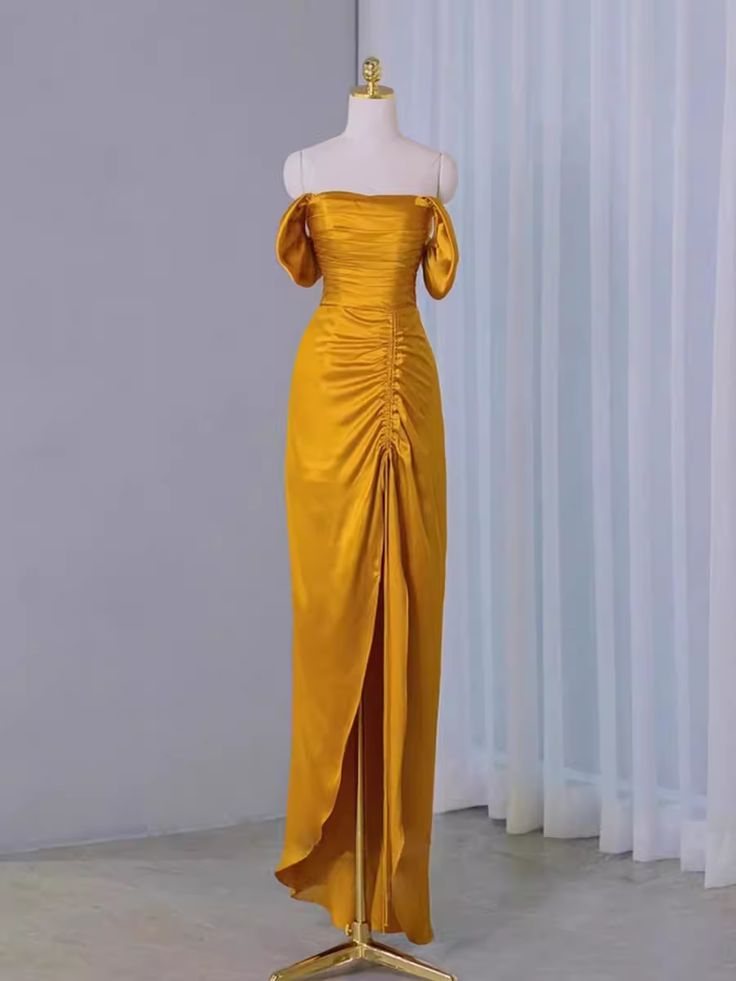 Robe de bal jaune plissée à épaules dénudées et fente Y7598