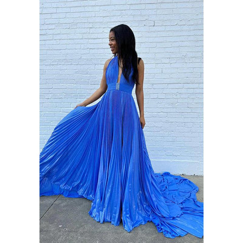 Vestido sencillo e informal de corte A con cuello halter, sin mangas, con abertura lateral y espalda descubierta para fiesta y graduación