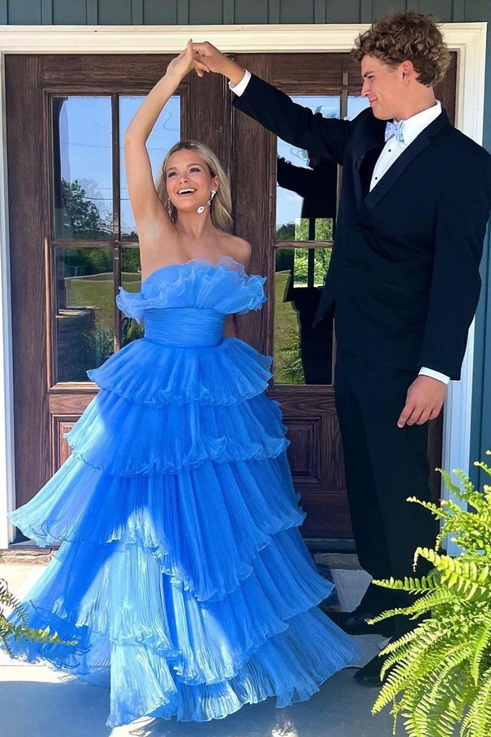 Charmante robe de bal longue bleue bustier trapèze à volants