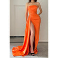 Vestido largo de fiesta formal sin tirantes, de satén plisado con abertura lateral 
