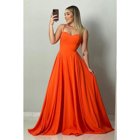 Robe de demoiselle d'honneur longue à bretelles spaghetti et décolleté en cœur 