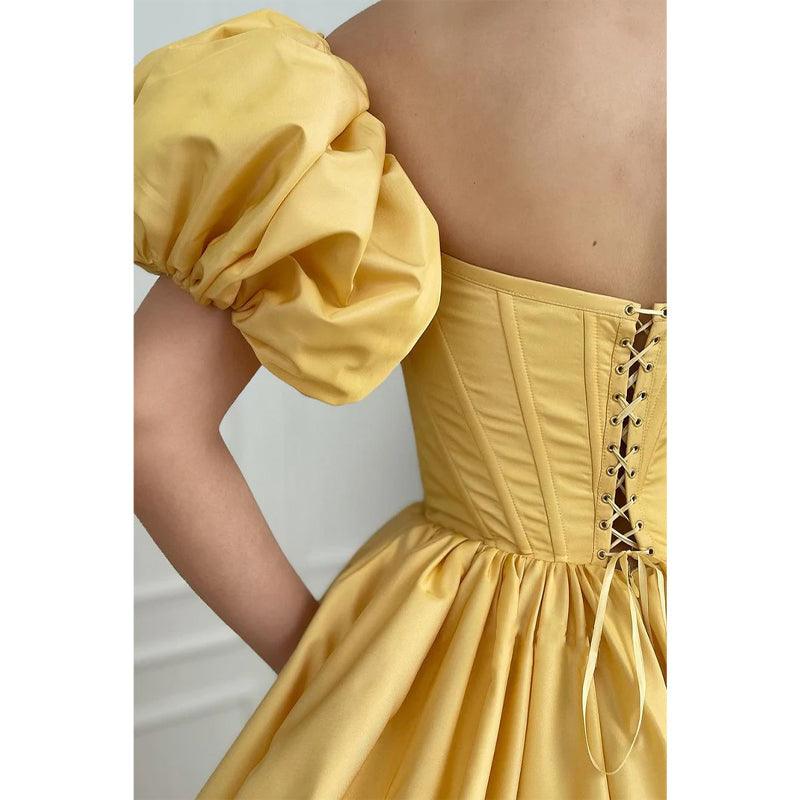 Robe de bal longue bustier en satin jaune à manches courtes et fente haute avec poches 