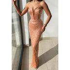 Robe de soirée ajustée à paillettes et décolleté en cœur 