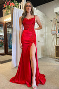 Vestido largo de sirena con apliques, tirantes finos y abertura