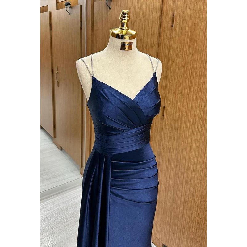 Vestido de fiesta sencillo e informal con tirantes finos, escote en V, sin mangas y fruncido