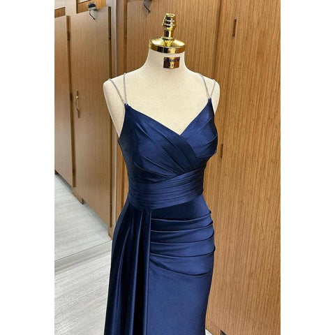 Vestido de fiesta sencillo e informal con tirantes finos, escote en V, sin mangas y fruncido