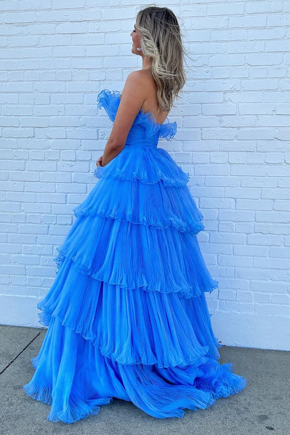 Charmante robe de bal longue bleue bustier trapèze à volants