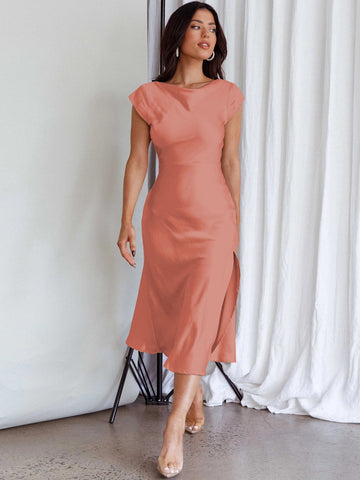 Vestido de verano elegante de satén puro con escote alto y espalda descubierta, estilo sexy y favorecedor. 