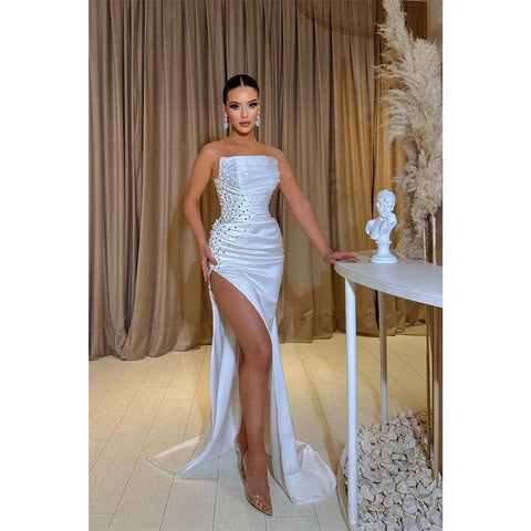 Robe de bal longue en satin plissé sans bretelles avec perles et fente