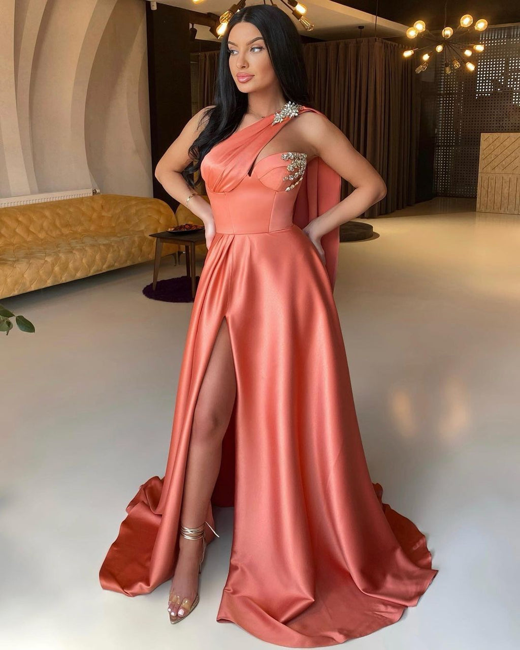 Robe de bal sirène longue asymétrique fendue sur le devant et ornée de perles