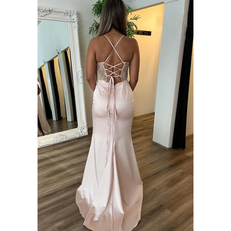 Superbe et charmante robe de bal fourreau sans manches à bretelles croisées et fente latérale