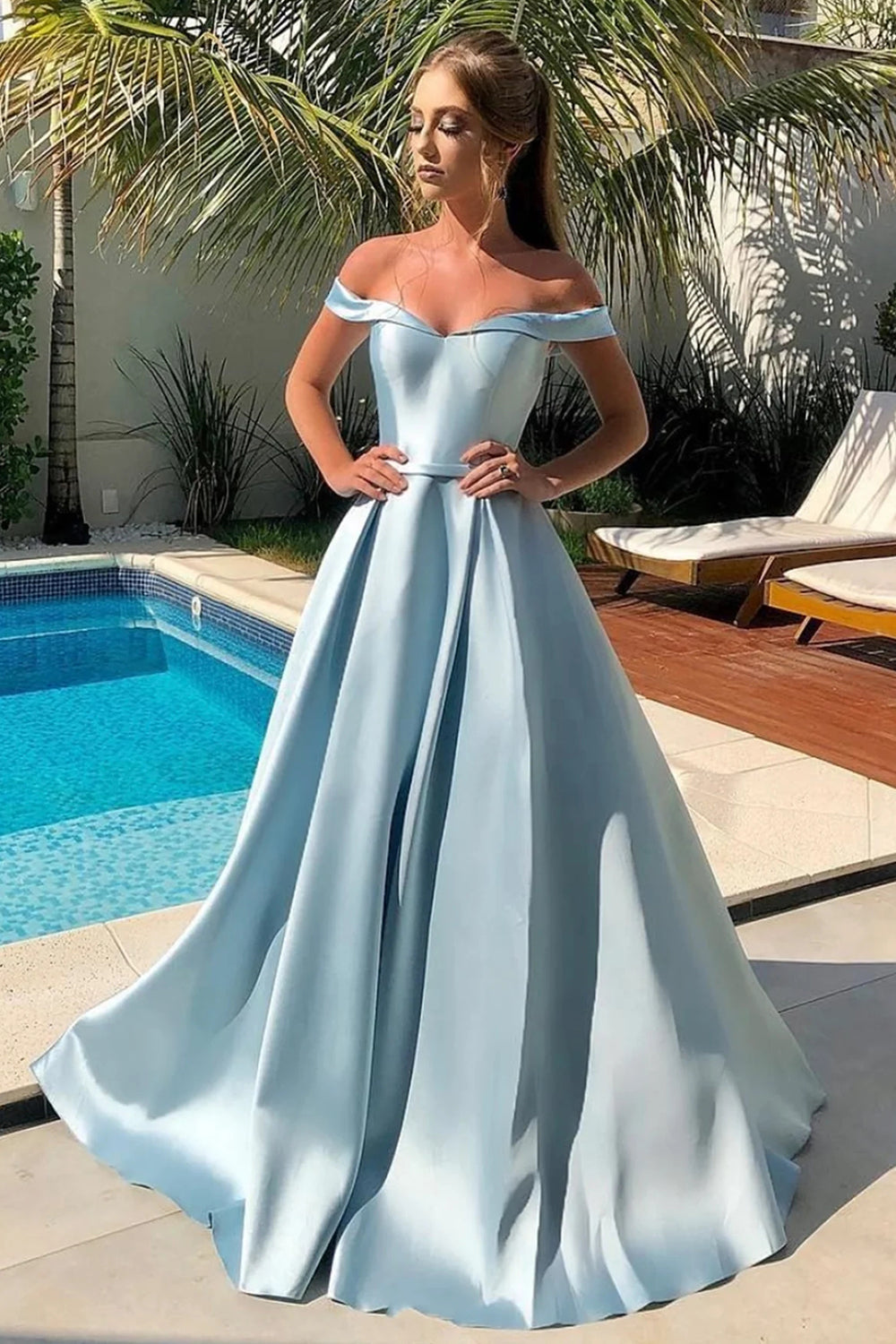 Vestido largo de fiesta azul con hombros descubiertos