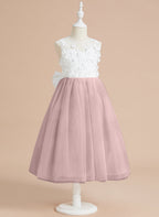 Vestido midi de encaje floral y lazo grande 