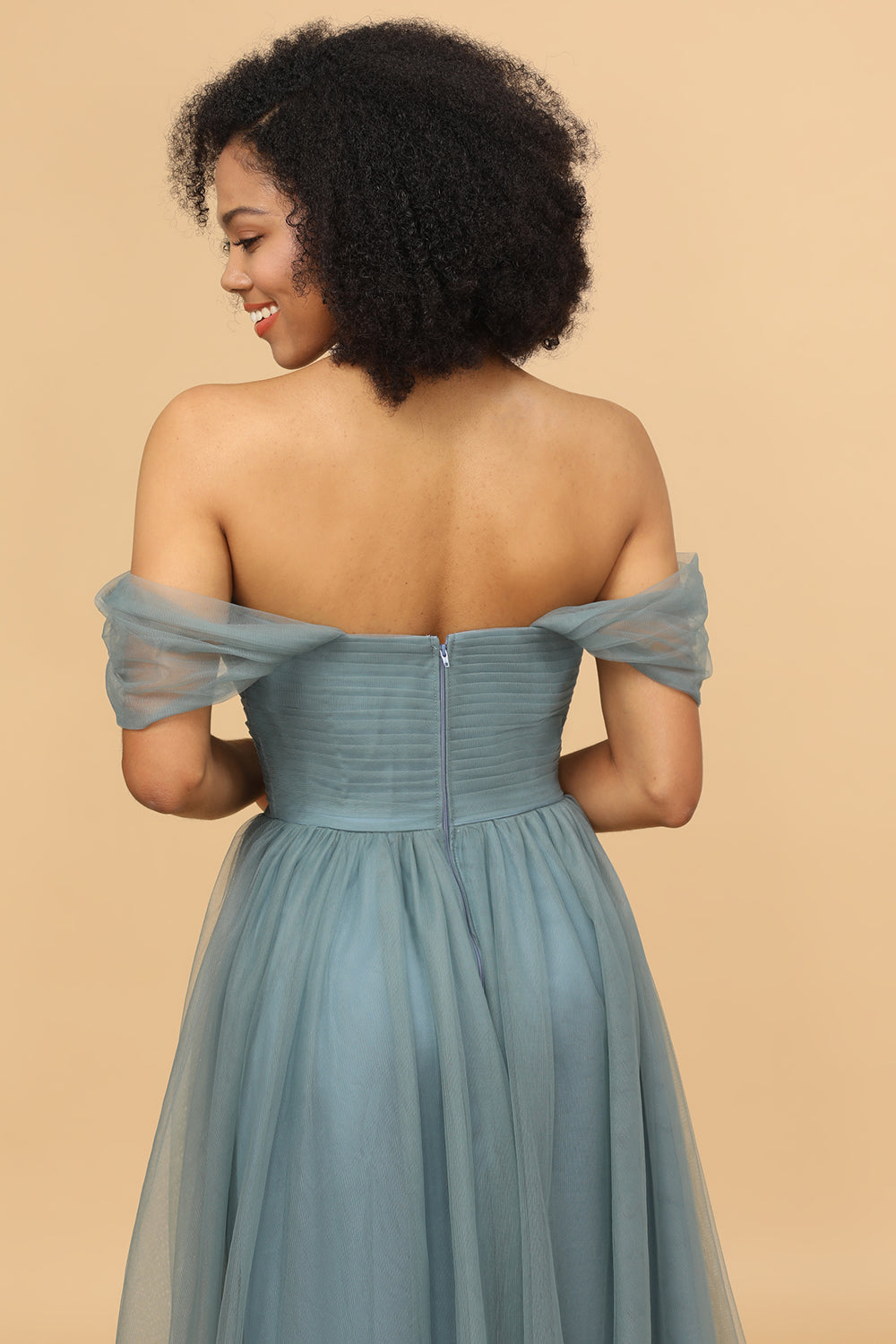 Robe de demoiselle d'honneur en tulle à épaules dénudées et à volants