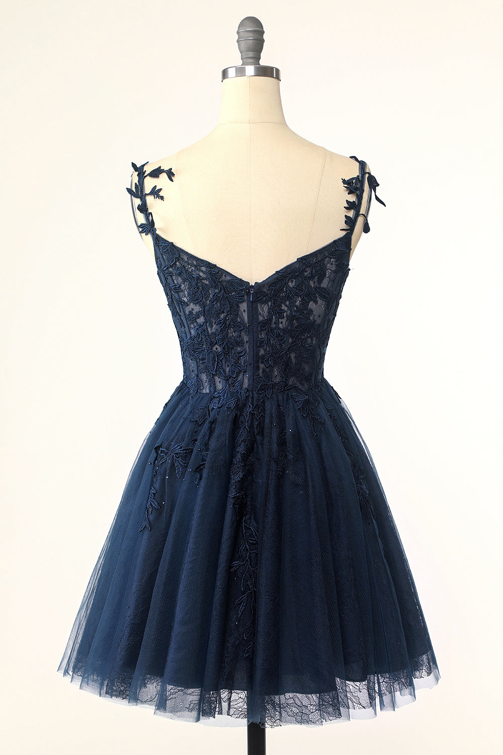 Vestido corto rosa de fiesta con hombros descubiertos y apliques